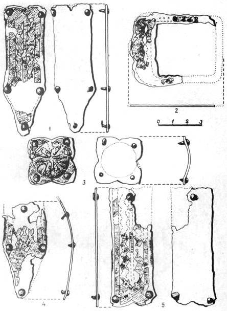 Рис. 3. (с. 58) Предметы коллекции из с. Ракамаз: 1, 4, 5 — серебряные пластинки, 2 — пряжка с серебряной накладкой; 3 — бляшка от седла.
